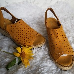 Nwot Clarks "Petrina Gail" Leather Espadrilles
